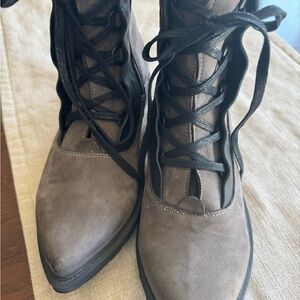 Bueno Women's Soft Suede Leather Lace-Up Boots Size EUR 40 in Black & Grey NWOT